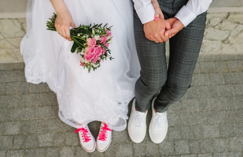 Choisir les baskets parfaites pour un mariage : confort et élégance